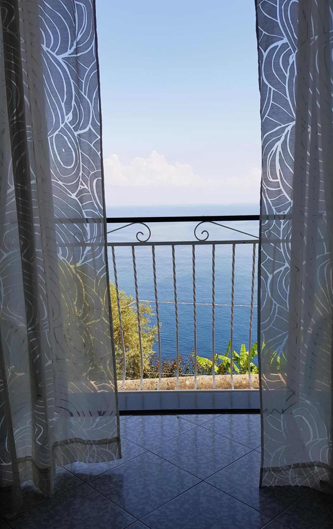 Amalfi Hills Aparthotel Стая снимка