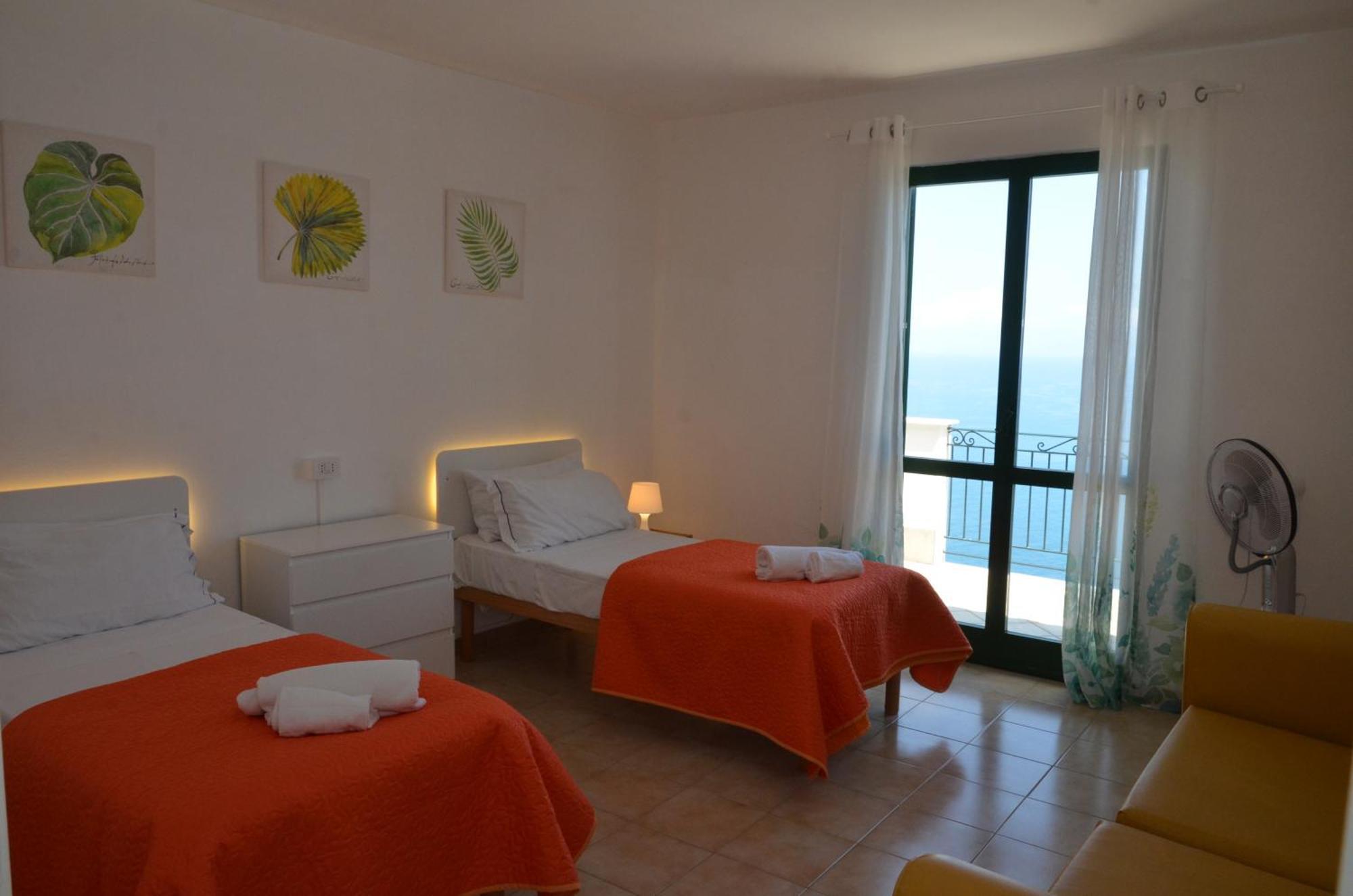 Amalfi Hills Aparthotel Стая снимка