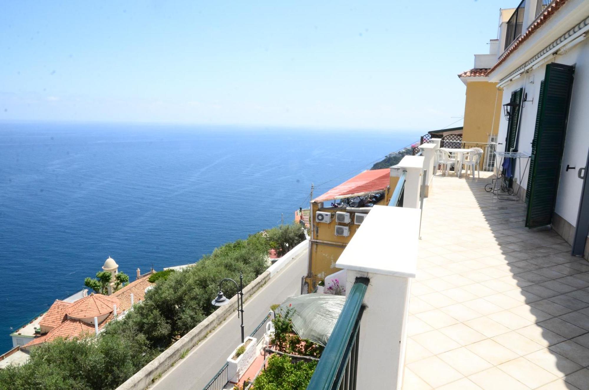 Amalfi Hills Aparthotel Стая снимка
