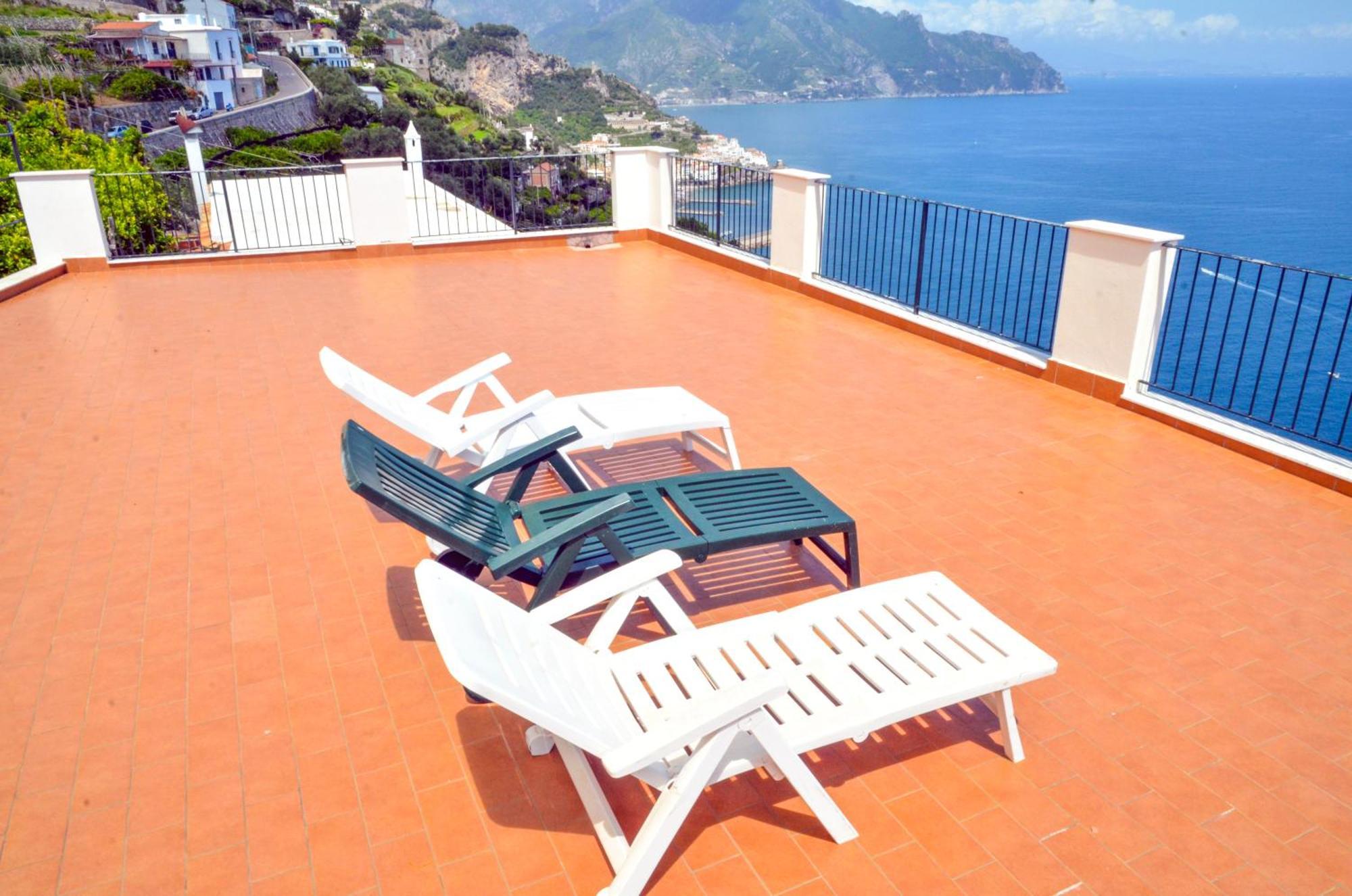 Amalfi Hills Aparthotel Стая снимка