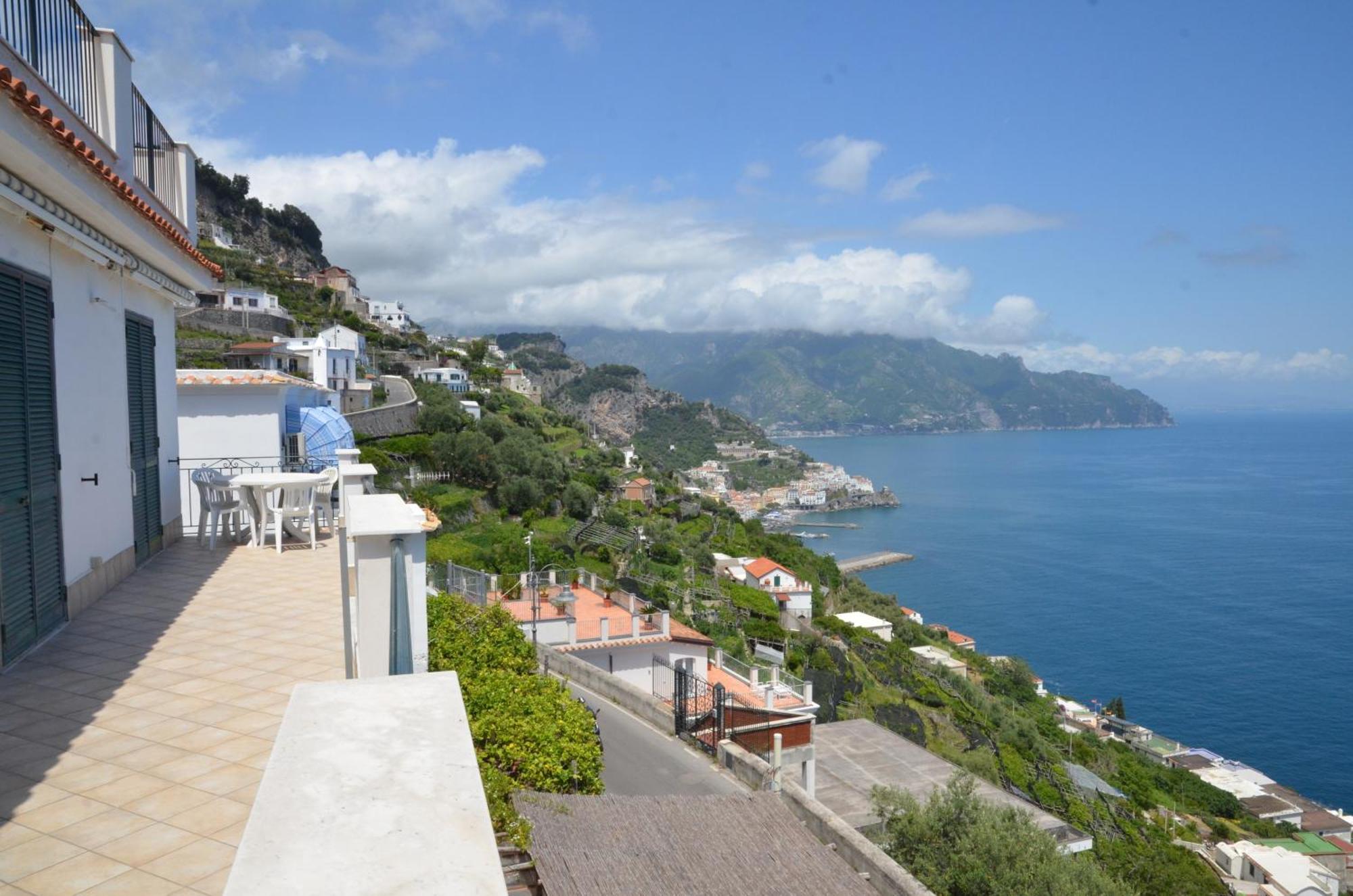 Amalfi Hills Aparthotel Стая снимка