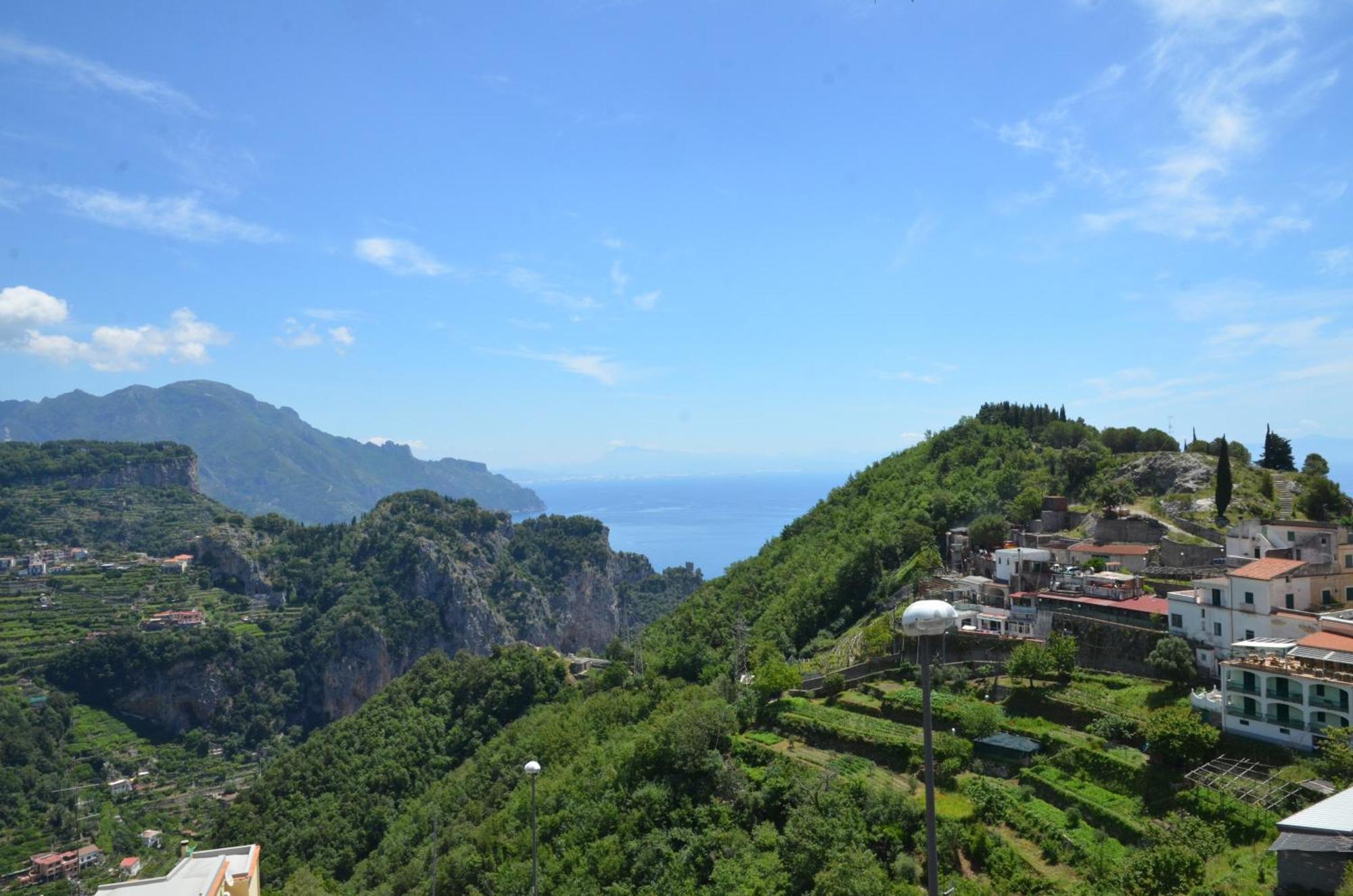 Amalfi Hills Aparthotel Стая снимка