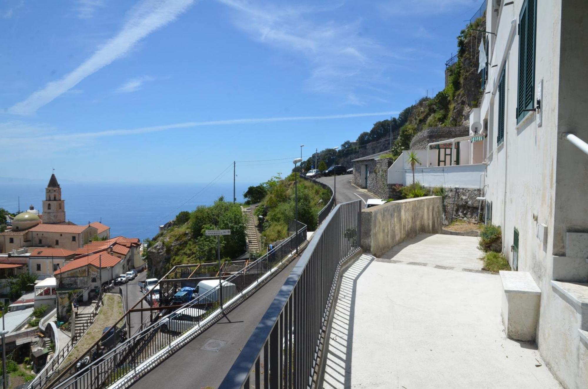 Amalfi Hills Aparthotel Стая снимка