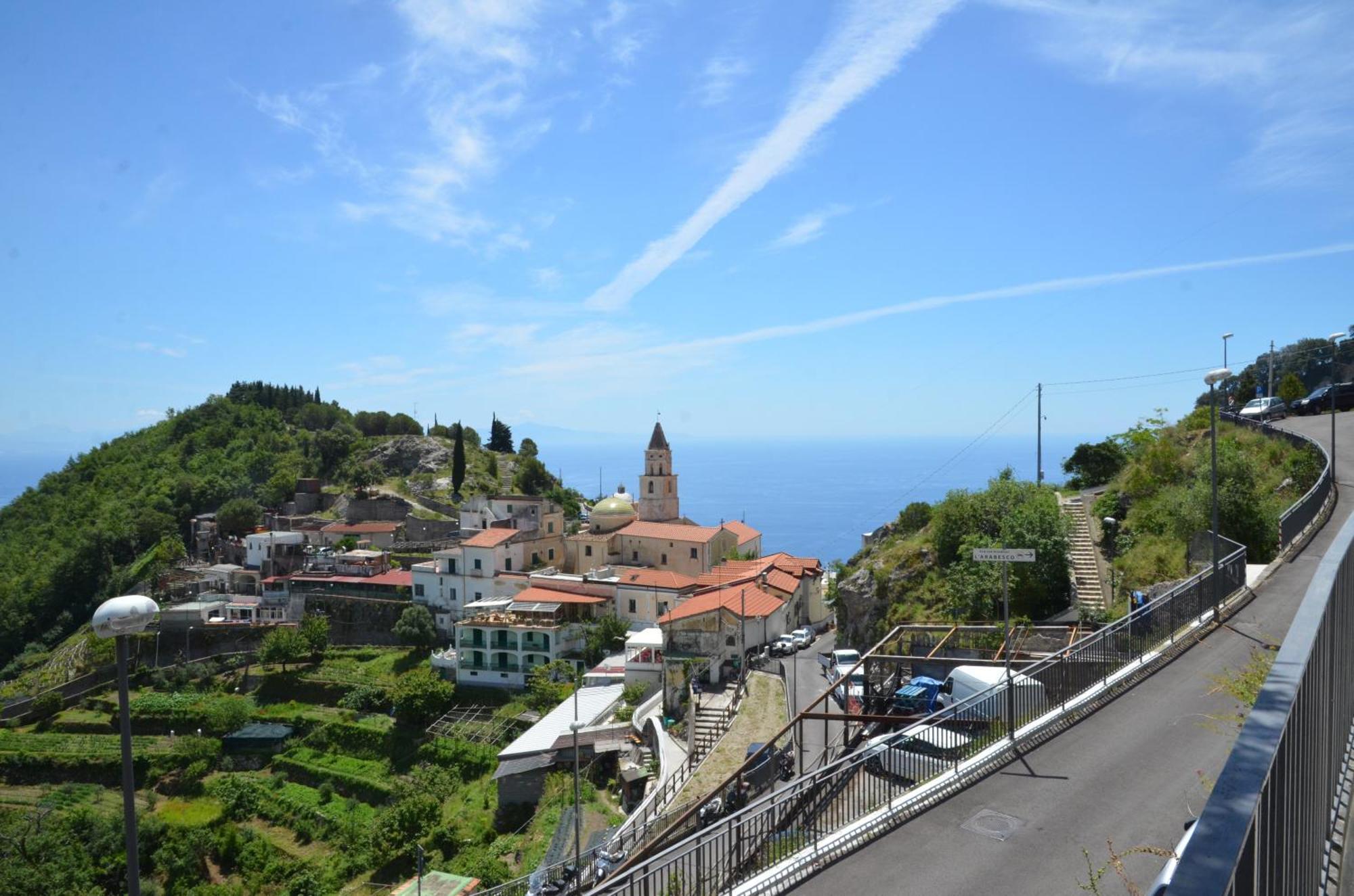 Amalfi Hills Aparthotel Стая снимка